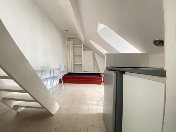 Beau studio atypique- Dernier étage.
