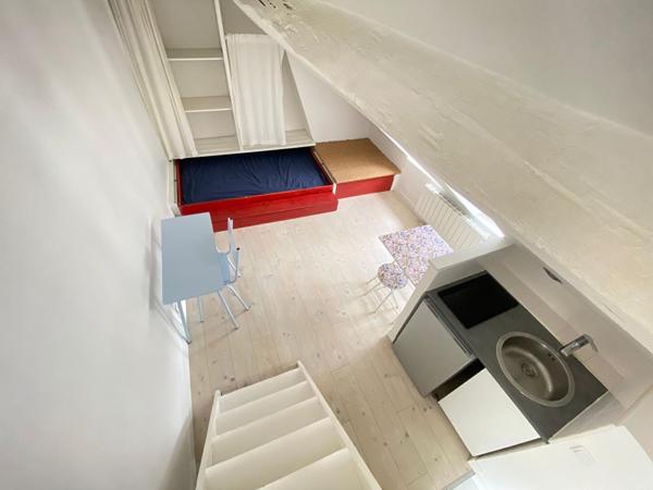 Beau studio atypique- Dernier étage.