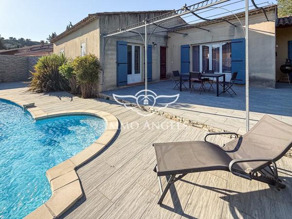 Maison de plain-pied, 134 m2 sur terrain de 1010 m2 avec piscine.