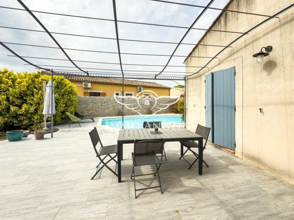 Maison de plain-pied, 134 m2 sur terrain de 1010 m2 avec piscine.