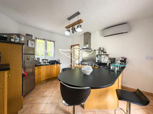 Maison de plain-pied, 134 m2 sur terrain de 1010 m2 avec piscine.