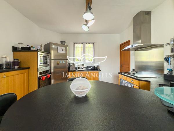 Maison de plain-pied, 134 m2 sur terrain de 1010 m2 avec piscine.