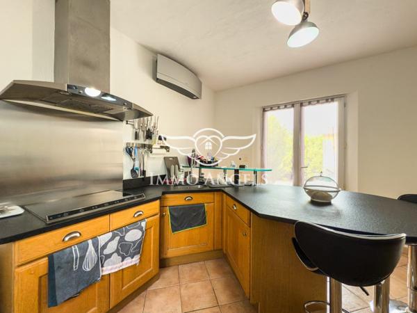 Maison de plain-pied, 134 m2 sur terrain de 1010 m2 avec piscine.