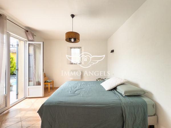 Maison de plain-pied, 134 m2 sur terrain de 1010 m2 avec piscine.