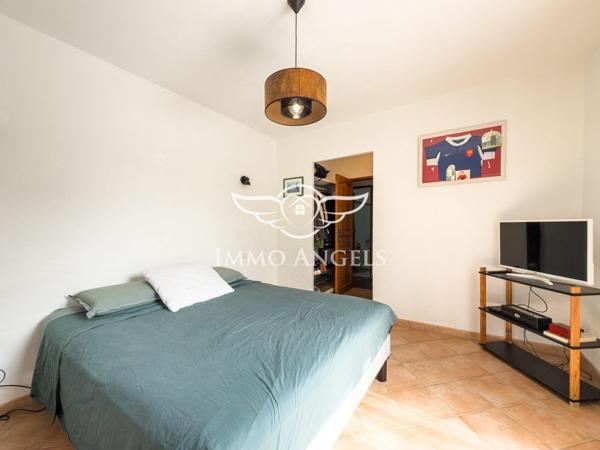 Maison de plain-pied, 134 m2 sur terrain de 1010 m2 avec piscine.