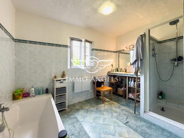 Maison de plain-pied, 134 m2 sur terrain de 1010 m2 avec piscine.