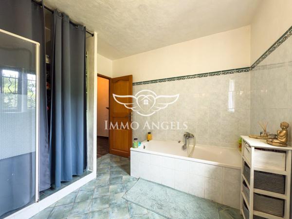 Maison de plain-pied, 134 m2 sur terrain de 1010 m2 avec piscine.