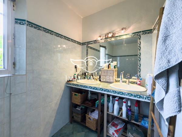 Maison de plain-pied, 134 m2 sur terrain de 1010 m2 avec piscine.