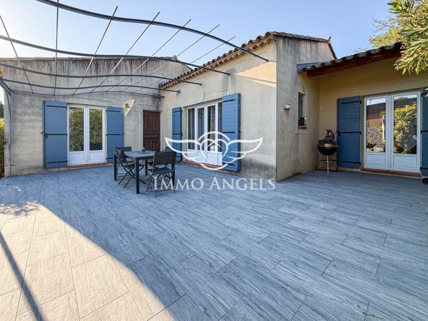 Maison de plain-pied, 134 m2 sur terrain de 1010 m2 avec piscine.