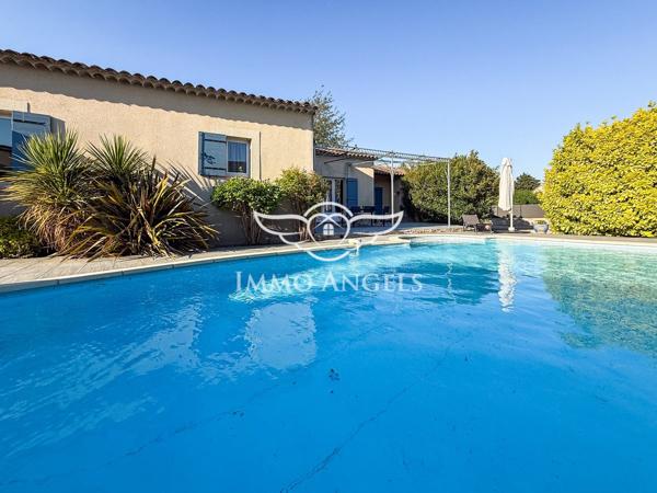 Maison de plain-pied, 134 m2 sur terrain de 1010 m2 avec piscine.