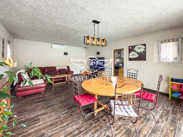 Maison de plain-pied, 134 m2 sur terrain de 1010 m2 avec piscine.