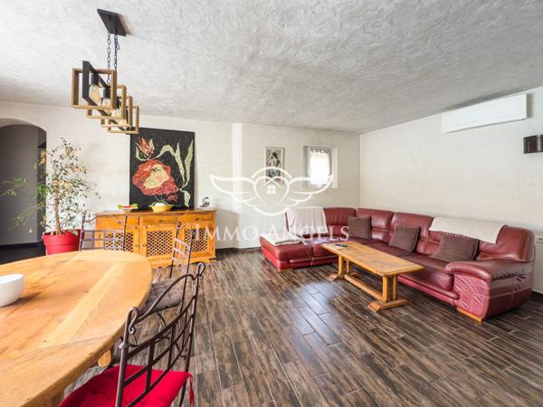 Maison de plain-pied, 134 m2 sur terrain de 1010 m2 avec piscine.