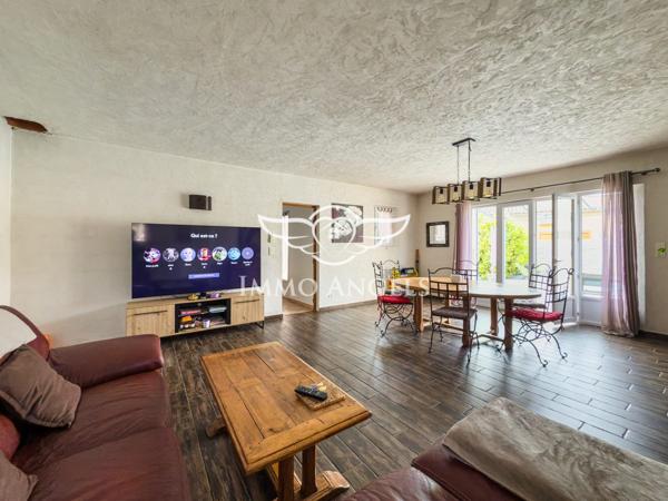 Maison de plain-pied, 134 m2 sur terrain de 1010 m2 avec piscine.