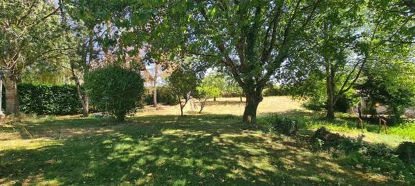 Chaumière avec pêcherie et terrain arboré