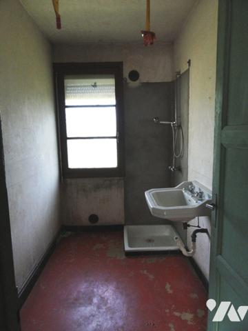 Maison individuelle de type 5 de 76 m² avec 3 chambres sur terrain de 1637 m² cadastré.