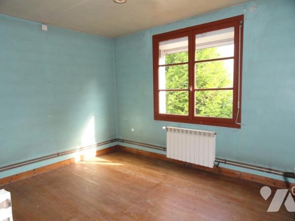 Maison individuelle de type 5 de 76 m² avec 3 chambres sur terrain de 1637 m² cadastré.