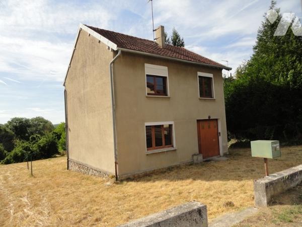 Maison individuelle de type 5 de 76 m² avec 3 chambres sur terrain de 1637 m² cadastré.