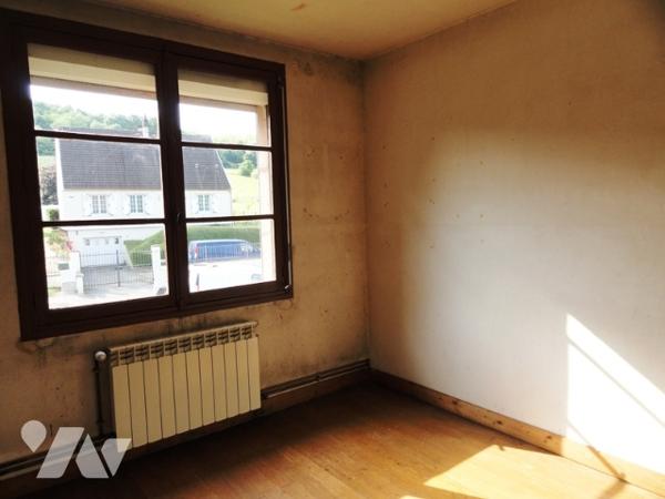 Maison individuelle de type 5 de 76 m² avec 3 chambres sur terrain de 1637 m² cadastré.