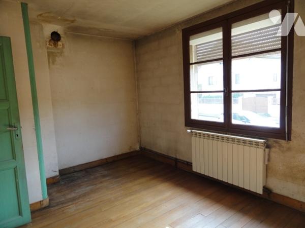 Maison individuelle de type 5 de 76 m² avec 3 chambres sur terrain de 1637 m² cadastré.