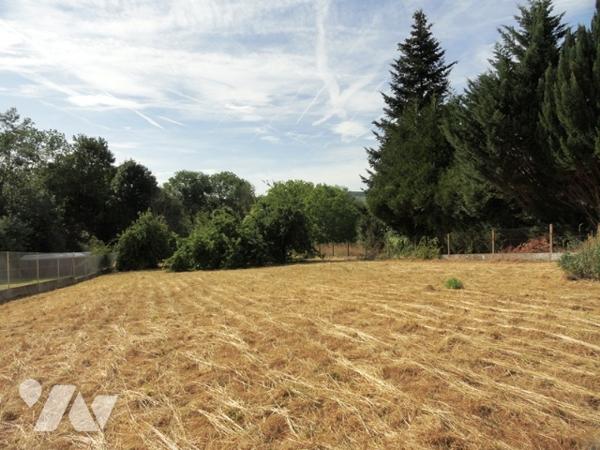 Maison individuelle de type 5 de 76 m² avec 3 chambres sur terrain de 1637 m² cadastré.