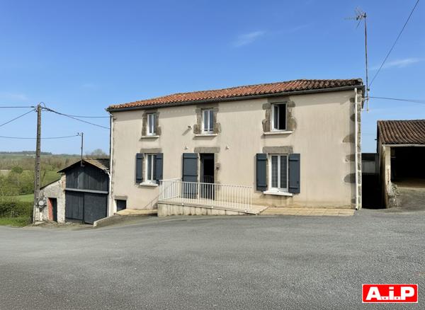 Maison en pierre avec vue sur la campagne