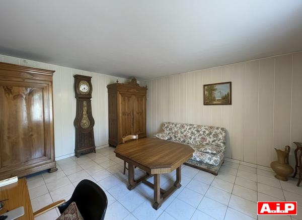 Maison en pierre avec vue sur la campagne