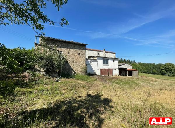 Maison en pierre avec vue sur la campagne