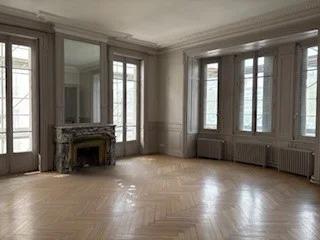 APPARTEMENT T7 A LOUER - LYON 2EME ARRONDISSEMENT Vaubecour-Mairie 224.36 m 2 2 995 € charges comprises par mois