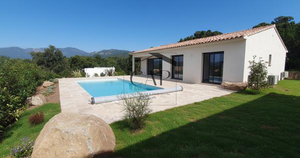 Lecci (20137) Villa T4 neuve de 110 m² avec piscine, jardin, garage et vue dégagée– Sainte-Lucie de Porto-Vecchio – New 3-Be