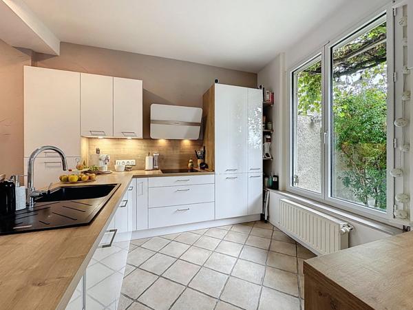 📍 Brindas de 115 m² Centre ville - Maison de ville rénovée avec goût avec un agréable jardin –