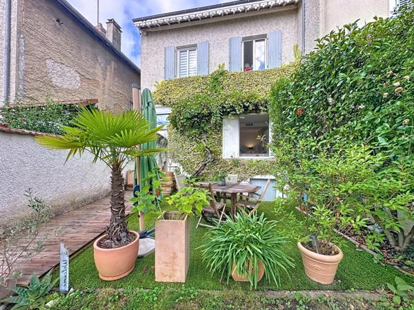 📍 Brindas de 115 m² Centre ville - Maison de ville rénovée avec goût avec un agréable jardin –