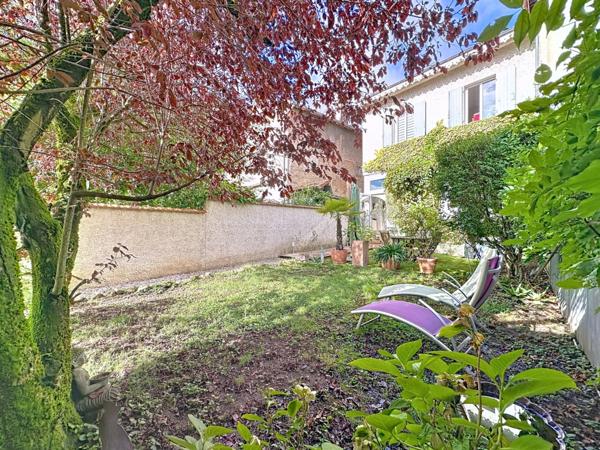 📍 Brindas de 115 m² Centre ville - Maison de ville rénovée avec goût avec un agréable jardin –