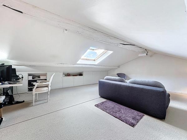 📍 Brindas de 115 m² Centre ville - Maison de ville rénovée avec goût avec un agréable jardin –