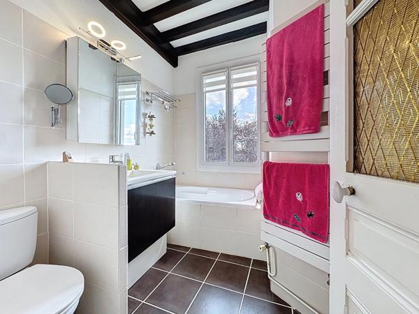 📍 Brindas de 115 m² Centre ville - Maison de ville rénovée avec goût avec un agréable jardin –