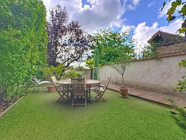 📍 Brindas de 115 m² Centre ville - Maison de ville rénovée avec goût avec un agréable jardin –