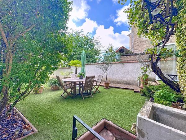 📍 Brindas de 115 m² Centre ville - Maison de ville rénovée avec goût avec un agréable jardin –