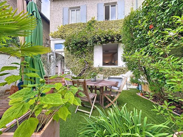 📍 Brindas de 115 m² Centre ville - Maison de ville rénovée avec goût avec un agréable jardin –