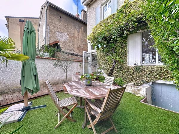 📍 Brindas de 115 m² Centre ville - Maison de ville rénovée avec goût avec un agréable jardin –