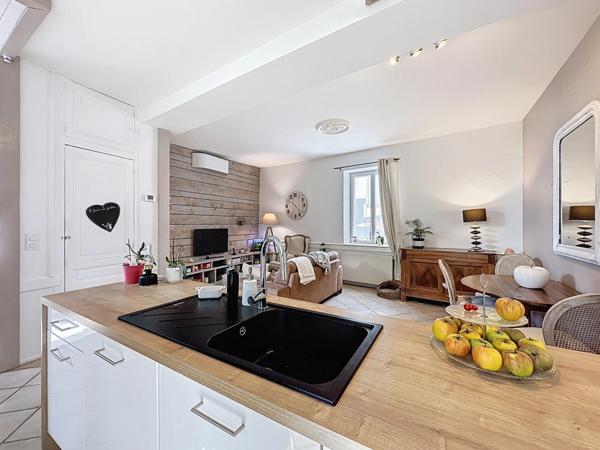 📍 Brindas de 115 m² Centre ville - Maison de ville rénovée avec goût avec un agréable jardin –