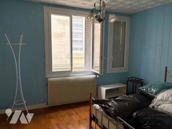 Un ensemble immobilier composé d'une partie commerciale et d'un appartement sur deux niveaux.