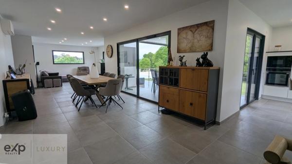 Tranquillité et espace – Propriété moderne avec terrain boisé