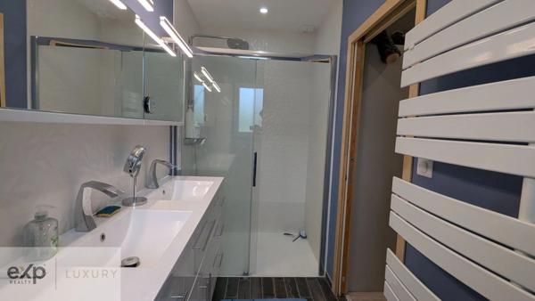 Tranquillité et espace – Propriété moderne avec terrain boisé