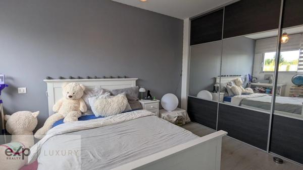 Tranquillité et espace – Propriété moderne avec terrain boisé