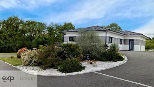 Tranquillité et espace – Propriété moderne avec terrain boisé