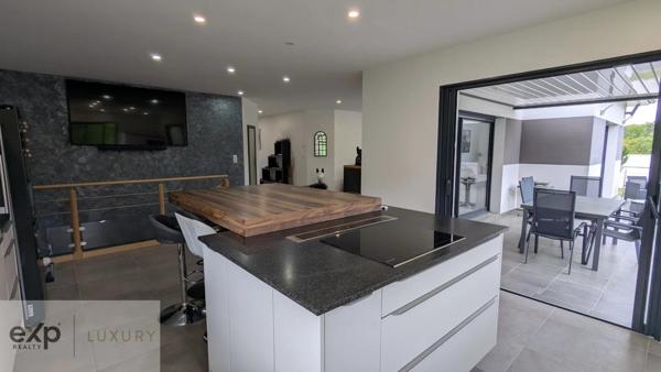 Tranquillité et espace – Propriété moderne avec terrain boisé