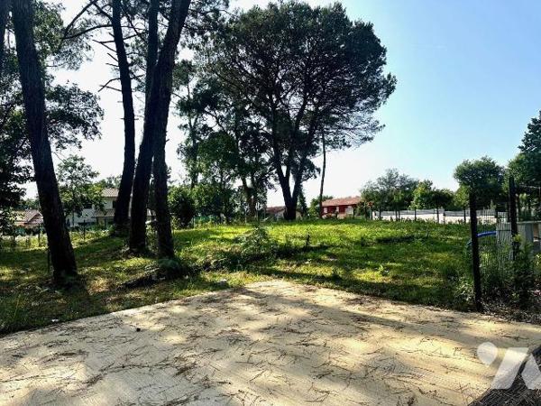 Terrain à Vendre à Labenne Landes (40)
Terrain arboré viabilisé à bâtir de 723 m² avec une emp...