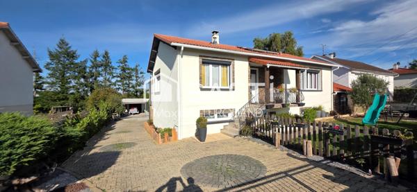 Pavillon sur sous-sol, 153m², 4 chambres, 945m² de terrain, 2 garages.