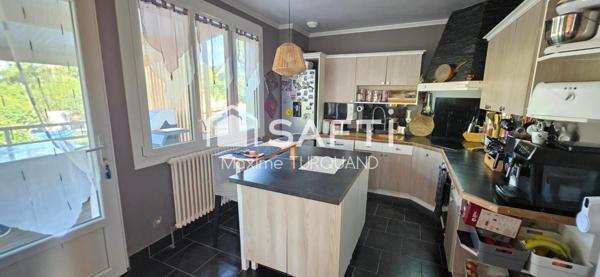 Pavillon sur sous-sol, 153m², 4 chambres, 945m² de terrain, 2 garages.