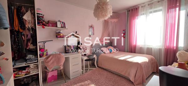 Pavillon sur sous-sol, 153m², 4 chambres, 945m² de terrain, 2 garages.