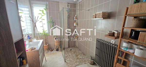 Pavillon sur sous-sol, 153m², 4 chambres, 945m² de terrain, 2 garages.